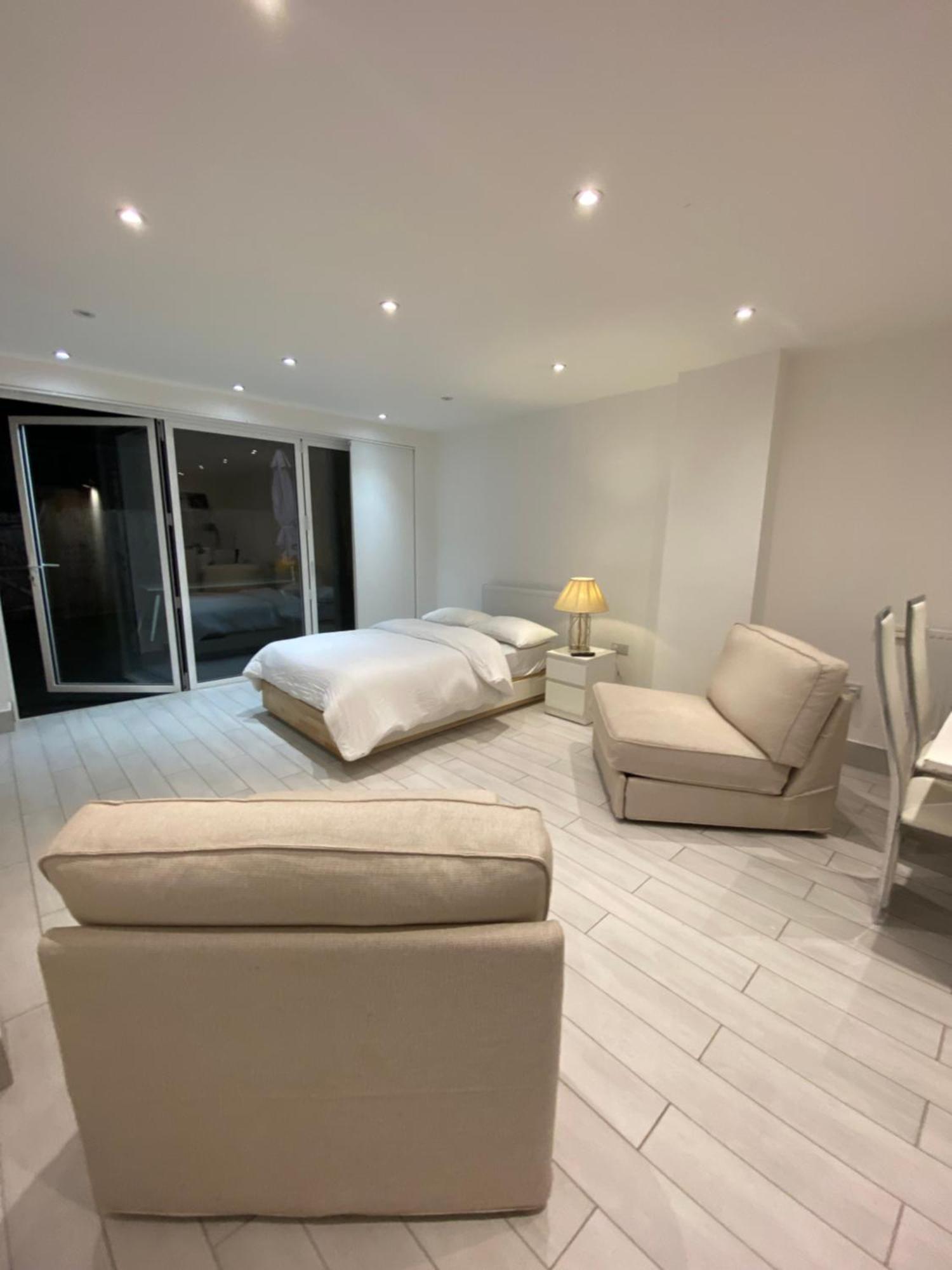 The Bay Apartment Edgware Exterior photo