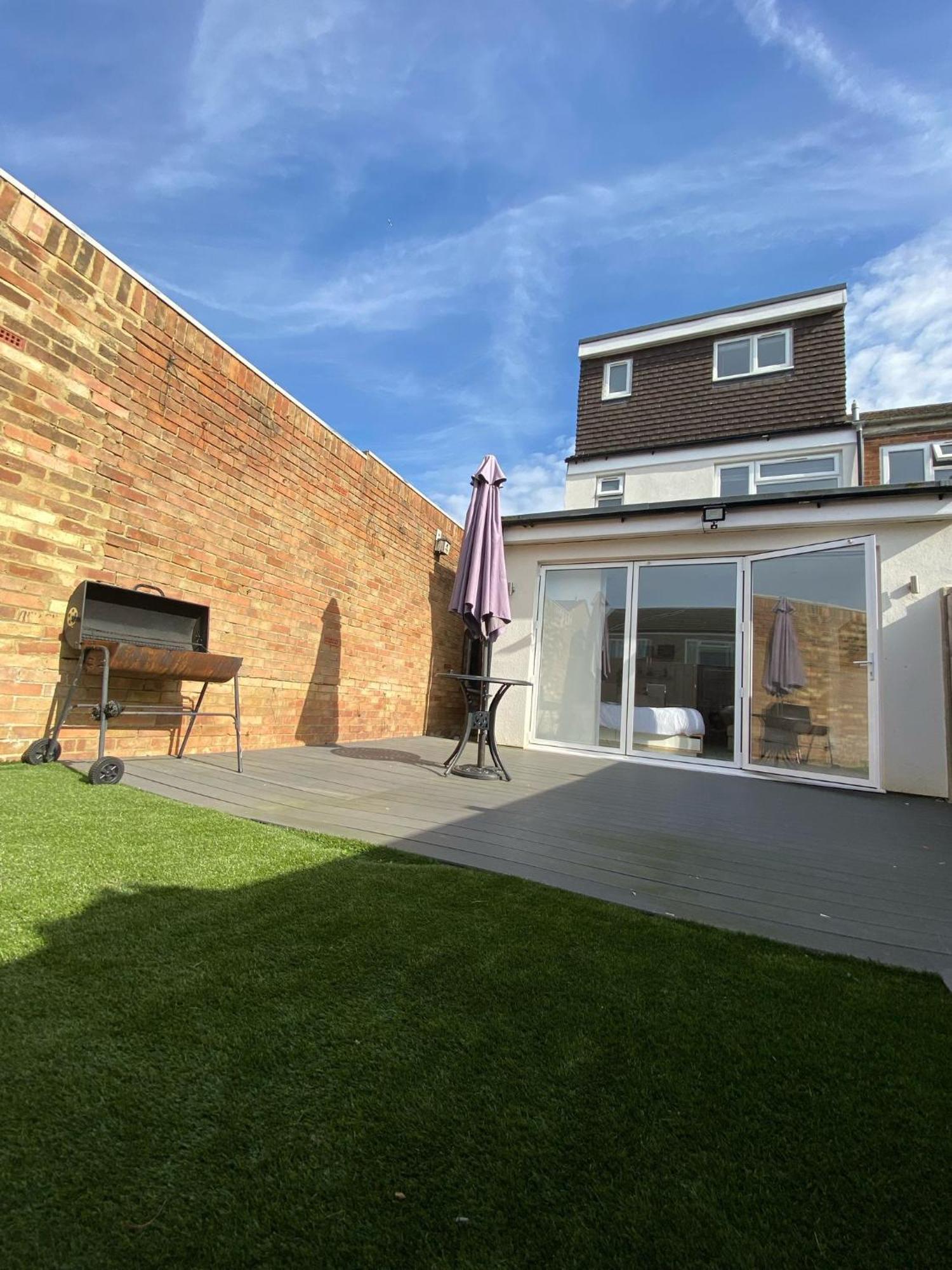 The Bay Apartment Edgware Exterior photo